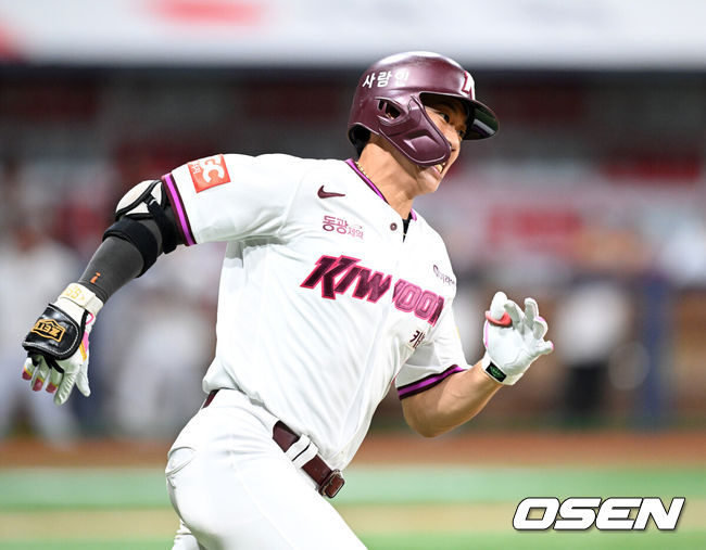 [OSEN=고척, 이대선 기자] 6회말 무사 1,2루에서 키움 송성문이 우전 적시 2루타를 치고 그라운드를 달리고 있다. 2025.09.09 /sunday@osen.co.kr