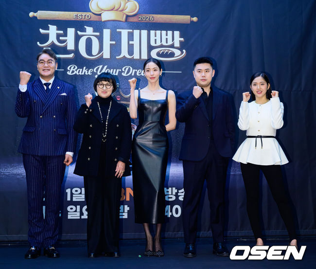[OSEN=지형준 기자] 30일 오후 서울 상암 스탠포드호텔코리아에서 MBN 새 예능 ‘천하제빵’ 제작발표회가 열렸다.‘천하제빵’은 단순한 음식을 넘어 하나의 트렌드가 된 ‘K-빵’의 열풍을 이끌, 세계최강 제과제빵사를 선발하는 국내 최초 ‘K-베이커리 서바이벌’이다.&nbsp;심사위원 노희영, 이석원, MC 이다희, 심사위원 권성준, 미미가 포토타임을 하고 있다. 2026.01.30 /jpnews@osen.co.kr