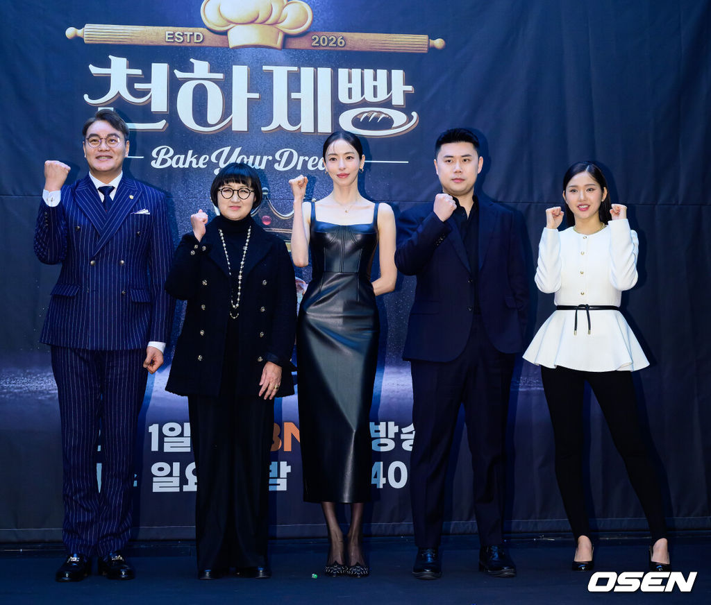 30일 오후 서울 상암 스탠포드호텔코리아에서 MBN 새 예능 ‘천하제빵’ 제작발표회가 열렸다.‘천하제빵’은 단순한 음식을 넘어 하나의 트렌드가 된 ‘K-빵’의 열풍을 이끌, 세계최강 제과제빵사를 선발하는 국내 최초 ‘K-베이커리 서바이벌’이다. 심사위원 노희영, 이석원, MC 이다희, 심사위원 권성준, 미미가 포토타임을 하고 있다. 2026.01.30 /jpnews@osen.co.kr