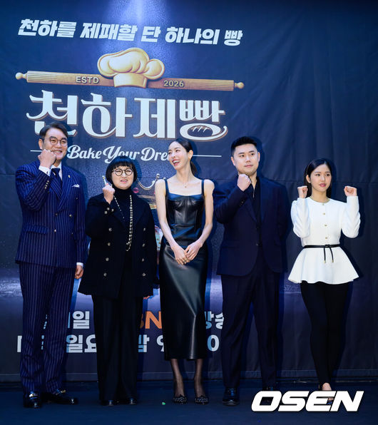 [OSEN=지형준 기자] 30일 오후 서울 상암 스탠포드호텔코리아에서 MBN 새 예능 ‘천하제빵’ 제작발표회가 열렸다.‘천하제빵’은 단순한 음식을 넘어 하나의 트렌드가 된 ‘K-빵’의 열풍을 이끌, 세계최강 제과제빵사를 선발하는 국내 최초 ‘K-베이커리 서바이벌’이다.&nbsp;심사위원 노희영, 이석원, MC 이다희, 심사위원 권성준, 미미가 포토타임을 하고 있다. 2026.01.30 /jpnews@osen.co.kr