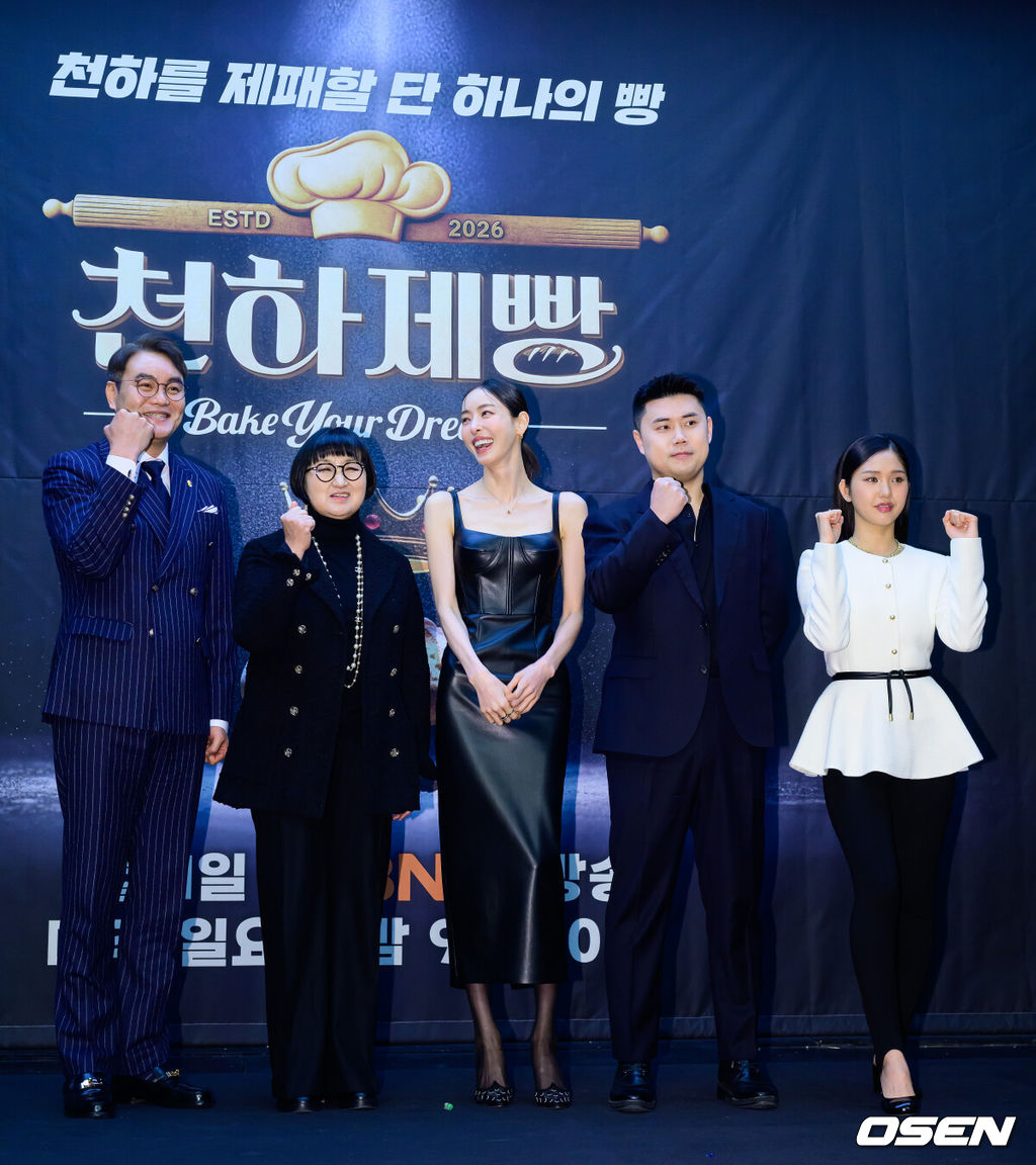 30일 오후 서울 상암 스탠포드호텔코리아에서 MBN 새 예능 ‘천하제빵’ 제작발표회가 열렸다.‘천하제빵’은 단순한 음식을 넘어 하나의 트렌드가 된 ‘K-빵’의 열풍을 이끌, 세계최강 제과제빵사를 선발하는 국내 최초 ‘K-베이커리 서바이벌’이다. 심사위원 노희영, 이석원, MC 이다희, 심사위원 권성준, 미미가 포토타임을 하고 있다. 2026.01.30 /jpnews@osen.co.kr