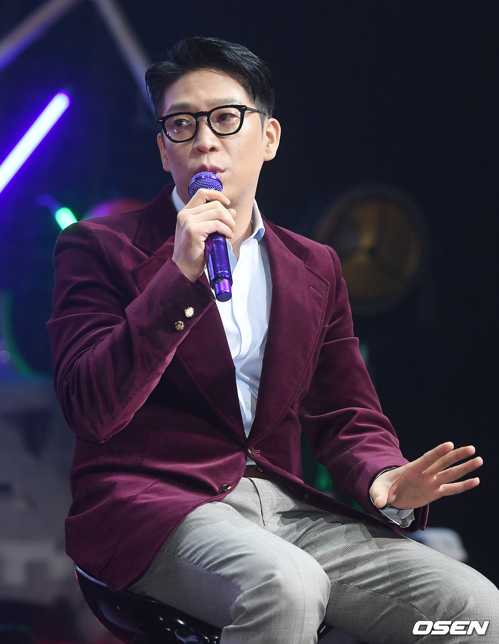 25일 오후 서울시 광진구 광장동 예스24 라이브홀에서 MC몽(엠씨몽) 정규8집 ‘CHANNEL 8’ 발매 기념 음감회가 열렸다.MC몽이 취재진의 질문에 답하고 있다./rumi@osen.co.kr