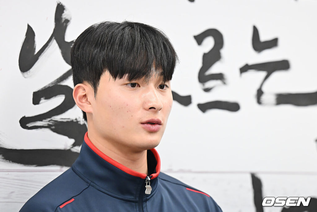 롯데 자이언츠 선수단이 25일 김해공항을 통해 전지훈련지인 대만 타이난으로 출국했다.김태형 감독 등 코치진과 투수 20명, 포수 5명, 내야수 9명, 외야수 7명 등 총 41명의 선수단이 1월 20일까지 1차 캠프에서 체력 강화와 기술 훈련을 치른 뒤 21일부터 3월 5일까지 일본 미야자키로 옮겨 2차 캠프에서 구춘리그에 참가해 실전 감각을 점검한다. 롯데 자이언츠 윤동희가 인터뷰를 하고 있다. 2026.01.25 / foto0307@osen.co.kr