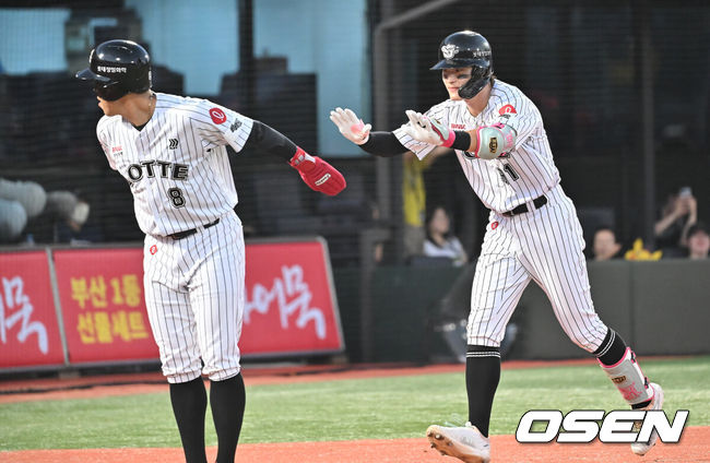 [OSEN=부산, 이석우 기자] 25일 부산 사직야구장에서 2025 신한 SOL 뱅크 KBO 리그 롯데 자이언츠와 KIA 타이거즈의 경기가 열렸다. 홈팀 롯데는 데이비슨이, 방문팀 KIA는 김건국이 선발 출전했다.롯데 자이언츠 윤동희가 4회말 1사 1루 좌월 역전 2점 홈런을 치고 전준우와 하이파이브를 하고 있다. 2025.07.25 / foto0307@osen.co.kr