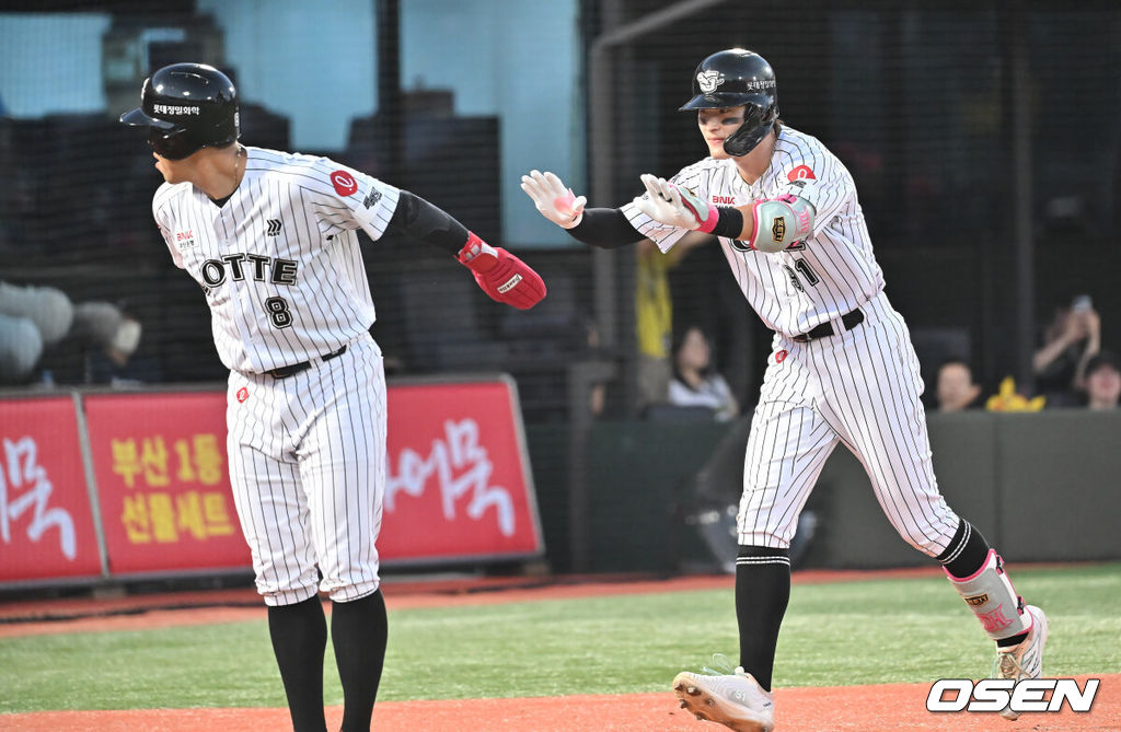25일 부산 사직야구장에서 2025 신한 SOL 뱅크 KBO 리그 롯데 자이언츠와 KIA 타이거즈의 경기가 열렸다. 홈팀 롯데는 데이비슨이, 방문팀 KIA는 김건국이 선발 출전했다.롯데 자이언츠 윤동희가 4회말 1사 1루 좌월 역전 2점 홈런을 치고 전준우와 하이파이브를 하고 있다. 2025.07.25 / foto0307@osen.co.kr