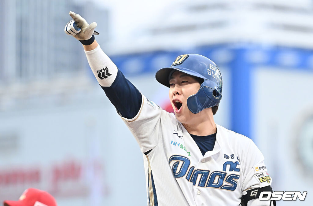 4일 창원NC파크에서 2025 신한 SOL 뱅크 KBO 리그 NC 다이노스와 SSG 랜더스의 경기가 열렸다. 홈팀 NC는 라일리가, 방문팀 SSG는 김광현이 선발 출전했다. NC 다이노스 박건우가 1회말 무사 1,2루 중견수 앞 1타점 안타를 치고 환호하고 있다. 2025.10.04 / foto0307@osen.co.kr