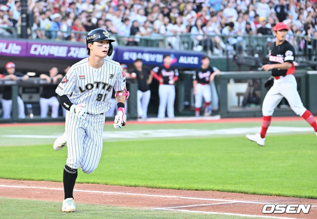 26일 부산 사직야구장에서 2025 신한 SOL 뱅크 KBO 리그 롯데 자이언츠와 KIA 타이거즈의 경기가 열렸다. 홈팀 롯데는 이민석이, 방문팀 KIA는 이의리가 선발 출전했다.롯데 자이언츠 윤동희가 3회말 무사 3루 우익수 오른쪽 1타점 3루타를 치고 진루하고 있다. 2025.07.26 / foto0307@osen.co.kr