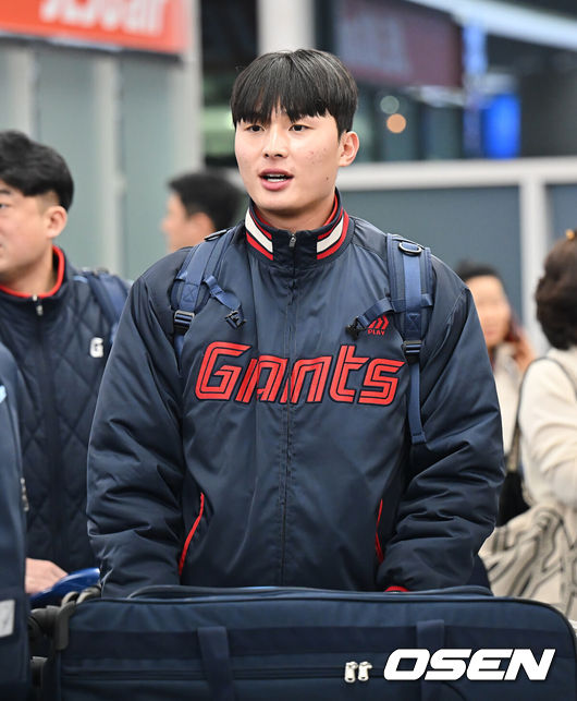 [OSEN=부산, 이석우 기자] 롯데 자이언츠 선수단이 25일 김해공항을 통해 전지훈련지인 대만 타이난으로 출국했다.김태형 감독 등&nbsp;코치진과 투수&nbsp;20명,&nbsp;포수&nbsp;5명,&nbsp;내야수&nbsp;9명,&nbsp;외야수&nbsp;7명 등 총&nbsp;41명의 선수단이 1월 20일까지 1차 캠프에서 체력 강화와 기술 훈련을 치른 뒤 21일부터 3월 5일까지 일본 미야자키로 옮겨 2차 캠프에서 구춘리그에 참가해 실전 감각을 점검한다. 롯데 자이언츠 윤동희가 출국을 하고 있다. 2026.01.25 / foto0307@osen.co.kr