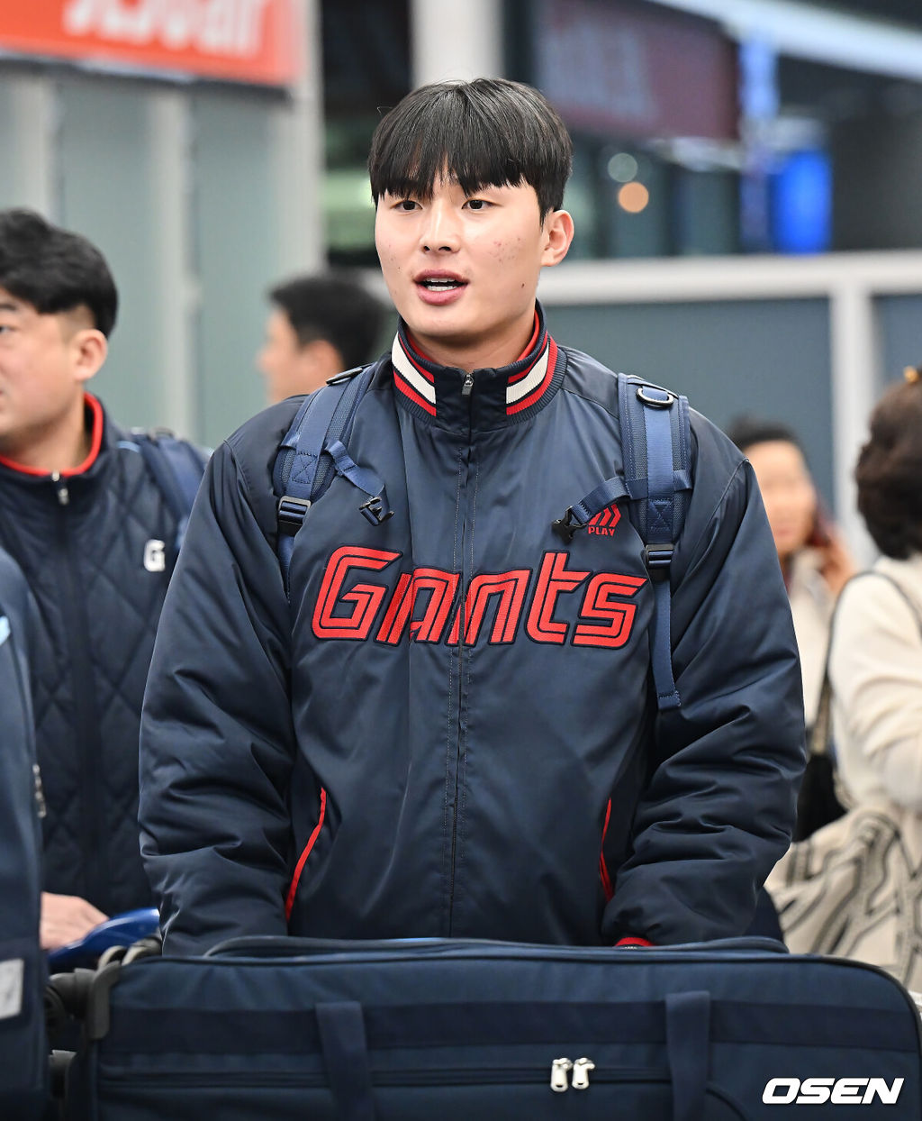 롯데 자이언츠 선수단이 25일 김해공항을 통해 전지훈련지인 대만 타이난으로 출국했다.김태형 감독 등 코치진과 투수 20명, 포수 5명, 내야수 9명, 외야수 7명 등 총 41명의 선수단이 1월 20일까지 1차 캠프에서 체력 강화와 기술 훈련을 치른 뒤 21일부터 3월 5일까지 일본 미야자키로 옮겨 2차 캠프에서 구춘리그에 참가해 실전 감각을 점검한다. 롯데 자이언츠 윤동희가 출국을 하고 있다. 2026.01.25 / foto0307@osen.co.kr