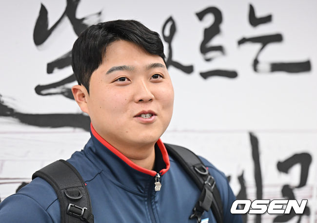 [OSEN=부산, 이석우 기자] 롯데 자이언츠 선수단이 25일 김해공항을 통해 전지훈련지인 대만 타이난으로 출국했다.김태형 감독 등&nbsp;코치진과 투수&nbsp;20명,&nbsp;포수&nbsp;5명,&nbsp;내야수&nbsp;9명,&nbsp;외야수&nbsp;7명 등 총&nbsp;41명의 선수단이 1월 20일까지 1차 캠프에서 체력 강화와 기술 훈련을 치른 뒤 21일부터 3월 5일까지 일본 미야자키로 옮겨 2차 캠프에서 구춘리그에 참가해 실전 감각을 점검한다. 롯데 자이언츠 한동희가 인터뷰를 하고 있다. 2026.01.25 / foto0307@osen.co.kr