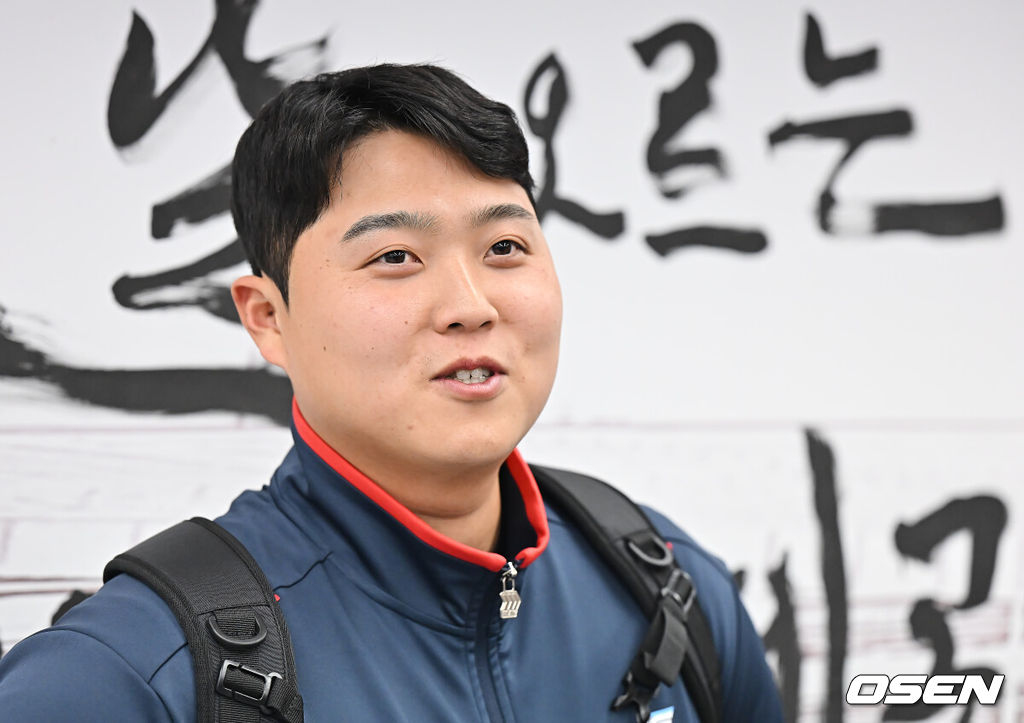 롯데 자이언츠 선수단이 25일 김해공항을 통해 전지훈련지인 대만 타이난으로 출국했다.김태형 감독 등 코치진과 투수 20명, 포수 5명, 내야수 9명, 외야수 7명 등 총 41명의 선수단이 1월 20일까지 1차 캠프에서 체력 강화와 기술 훈련을 치른 뒤 21일부터 3월 5일까지 일본 미야자키로 옮겨 2차 캠프에서 구춘리그에 참가해 실전 감각을 점검한다. 롯데 자이언츠 한동희가 인터뷰를 하고 있다. 2026.01.25 / foto0307@osen.co.kr