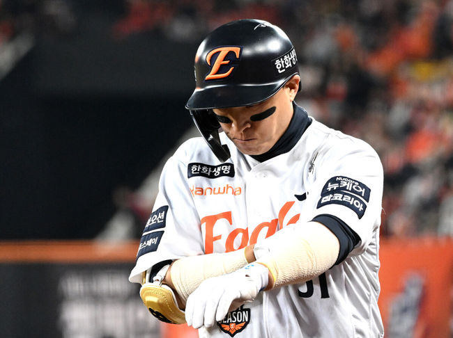 [OSEN=대전, 이대선 기자] 31일 대전 한화생명볼파크에서 2025 신한 SOL Bank KBO리그 포스트시즌 한국시리즈 5차전 한화 이글스와 LG 트윈스의 경기가 열렸다.이날 경기에 한화는 문동주를, LG는 톨허스트를 선발투수로 내세웠다. 8회말 1사 1루에서 한화 손아섭이 병살타로 물러나며 아쉬워하고 있다. 2025.10.31 /sunday@osen.co.kr