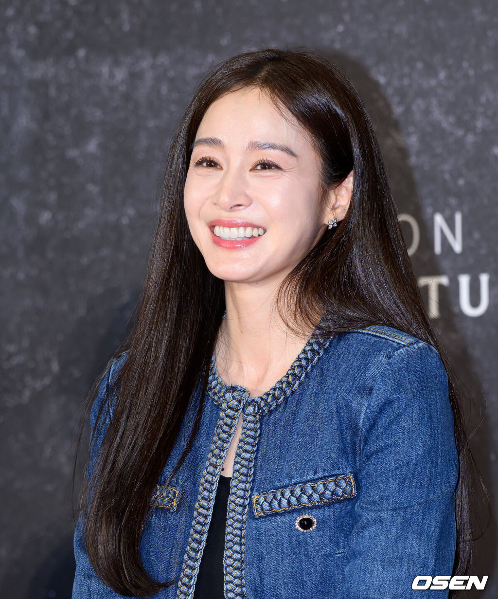 18일 서울 강남구 메가박스 코엑스에서 아마존 프라임 비디오 시리즈 ‘버터플라이’ 레드카펫 쇼케이스가 열렸다.‘버터플라이’는 베일에 싸인 전직 미 정보요원 데이비드 정(대니얼 대 킴 분)이 어떤 선택에 의해 삶이 무너지고, 과거에 얽매인 그를 살해하라는 명령을 받은 현직요원 레베카(레이나 하디스티 분)와 쫓고 쫓기는 이야기를 그린 시리즈물이다.배우 김태희가 미소짓고 있다. 2025.08.18 /sunday@osen.co.kr