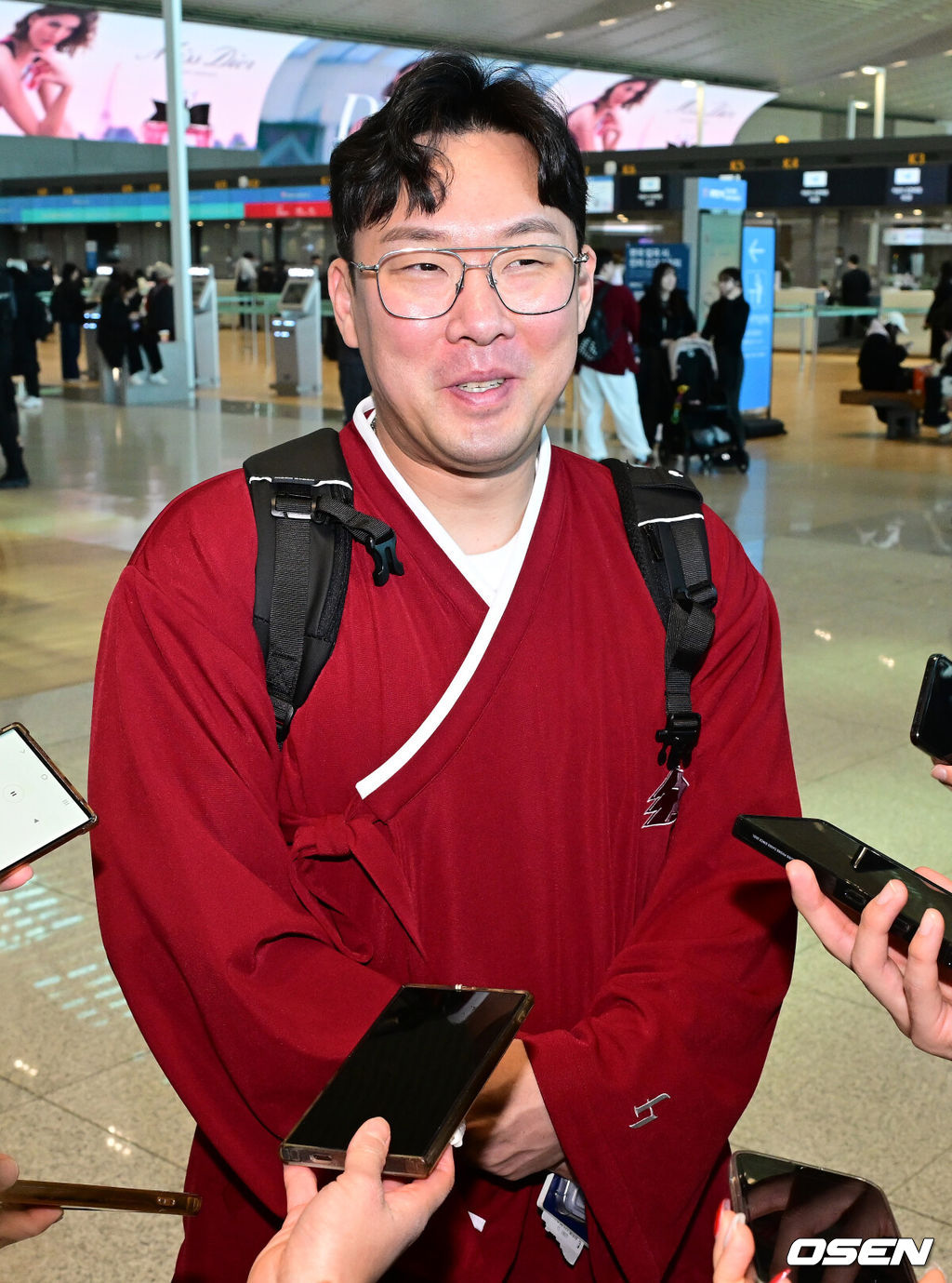 프로야구 키움 히어로즈가 2026 시즌을 준비하기 위해 22일 오전 대만 가오슝으로 출국했다.키움은 22일부터 3월 7일까지 총 45일간 대만 가오슝에서 2026시즌을 위한 스프링캠프에 돌입한다. 이번 캠프에는 설종진 감독을 포함한 코칭스태프 12명과 선수 48명 등 총 60명이 참가한다.키움 안치홍이 취재진과 질의응답 시간을 갖고 있다. 2026.01.22 / dreamer@osen.co.kr