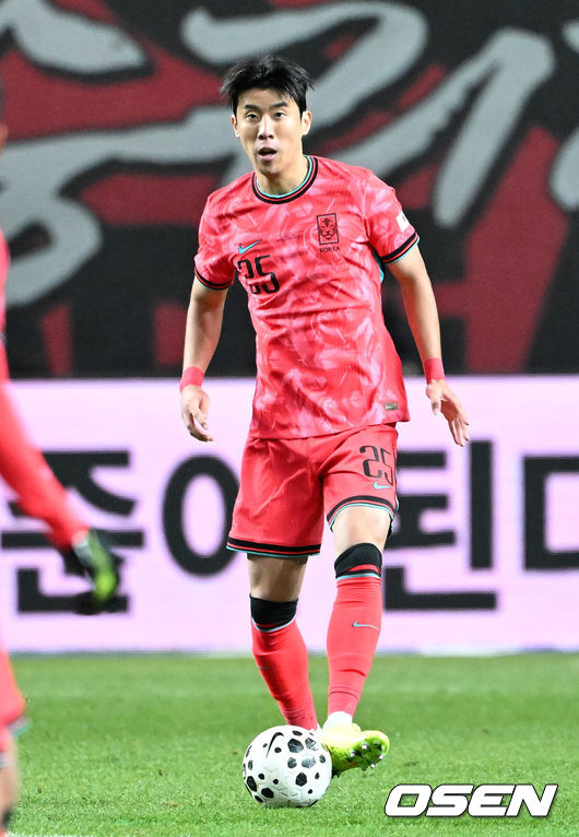 [OSEN=서울월드컵경기장, 이대선 기자] 홍명보 감독이 이끄는 대한민국 축구대표팀이 18일 오후 서울월드컵경기장에서 아프리카 강호 가나와 평가전을 가졌다.홍명보호의 2025년의 끝을 장식할 경기다. 내달 2026 국제축구연맹(FIFA) 북중미 월드컵 조 추첨을 앞두고 열리는 마지막 평가전이기도 하다. 현재 한국은 가나전 결과와 상관없이 사실상 월드컵 포트 2가 확정된 상태다. 아프리카 예선을 뚫고 북중미행에 성공한&nbsp;가나는 FIFA 랭킹 73위다.&nbsp;22위 한국보다는 51계단&nbsp;낮다. 하지만 통산 전적에서 4승 3패로 한국보다 우위다.&nbsp;전반 대한민국 권혁규가 드리블 돌파를 하고 있다. 2025.11.18 /sunday@osen.co.kr