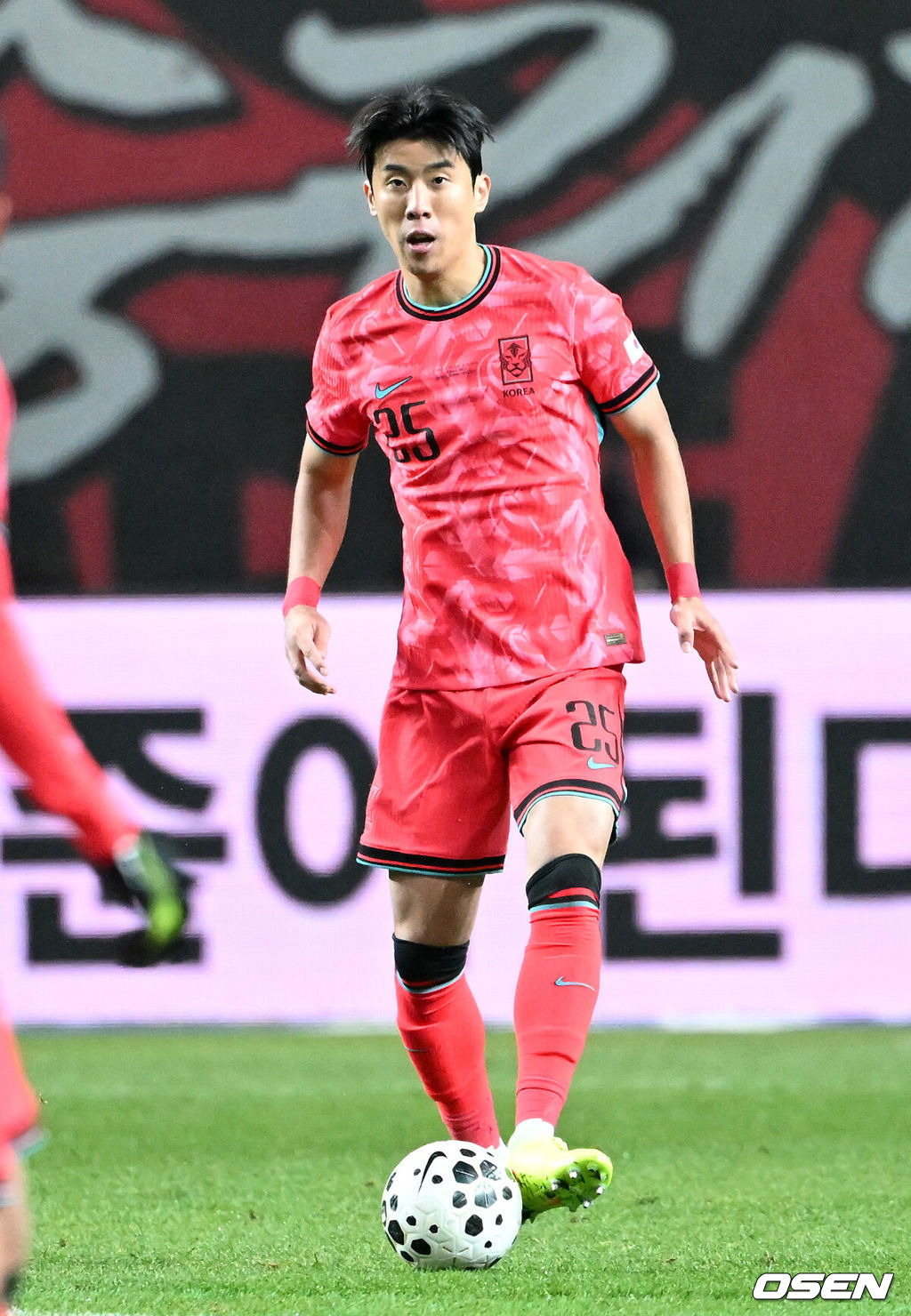 홍명보 감독이 이끄는 대한민국 축구대표팀이 18일 오후 서울월드컵경기장에서 아프리카 강호 가나와 평가전을 가졌다.홍명보호의 2025년의 끝을 장식할 경기다. 내달 2026 국제축구연맹(FIFA) 북중미 월드컵 조 추첨을 앞두고 열리는 마지막 평가전이기도 하다. 현재 한국은 가나전 결과와 상관없이 사실상 월드컵 포트 2가 확정된 상태다. 아프리카 예선을 뚫고 북중미행에 성공한 가나는 FIFA 랭킹 73위다. 22위 한국보다는 51계단 낮다. 하지만 통산 전적에서 4승 3패로 한국보다 우위다. 전반 대한민국 권혁규가 드리블 돌파를 하고 있다. 2025.11.18 /sunday@osen.co.kr