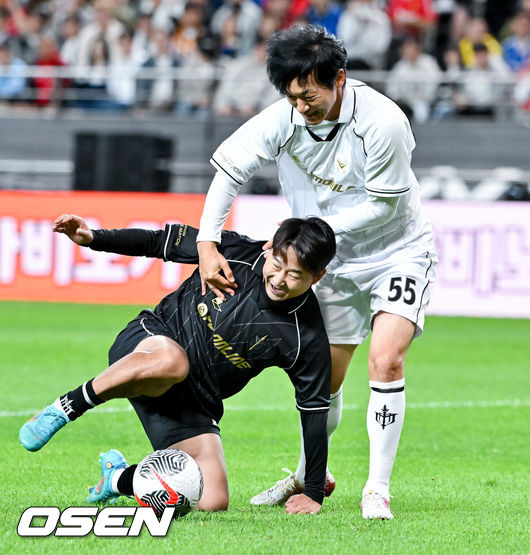 [OSEN=서울월드컵경기장, 박준형 기자] 19일 오후 서울월드컵경기장에서 ‘2024 넥슨 아이콘매치(이하 ‘아이콘 매치’)’ 이벤트 매치가 진행됐다.19일과 20일 양일간 서울월드컵경기장에서 열리는 아이콘 매치는 넥슨 축구 게임&nbsp;'FC&nbsp;온라인'과&nbsp;'FC&nbsp;모바일'에서 은퇴한 전설적인 선수들로 구성된 '아이콘 클래스'에 속한 은퇴 선수들이 한국 경기장에 모이는 이색 경기다. 공격수로만 구성된&nbsp;'FC&nbsp;스피어' 팀과 수비수로만 구성된 '실드 유나이티드' 팀이 '창과 방패'를 콘셉트로 대결을 펼쳐 공격수와 수비수 중 어느 포지션이 더 훌륭한지 판가름한다.1라운드 1 vs 1 대결에서 이천수와 김남일이 대결을 펼치고 있다.   2024.10.19 / soul1014@osen.co.kr