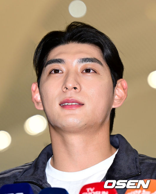 [OSEN=인천공항, 최규한 기자] 미국 메이저리그 샌프란시스코 자이언츠 이정후가 2026 시즌을 위해 21일 오후 인천공항을 통해 미국으로 출국했다.이정후는 LA에서 개인 훈련을 진행한 뒤 팀 스프링캠프가 열리는 애리조나주 스코츠데일로 이동할 계획이다.이정후가 출국을 앞두고 취재진과 인터뷰 시간을 갖고 있다. 2026.01.21 / dreamer@osen.co.kr