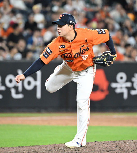 [OSEN=대전, 이대선 기자] 22일 오후 대전 한화생명볼파크에서 2025 신한 SOL Bank KBO리그 한화 이글스와 SSG 랜더스의 경기가 열렸다.한화는 폰세, SSG은 최민준을 선발로 내세웠다.11회초 한화 김종수가 역투하고 있다. 2025.08.22 /sunday@osen.co.kr