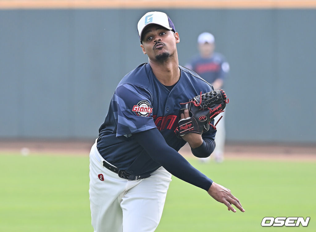 프로야구 롯데 자이언츠가 31일(한국시간) 대만 타이난 아시아-태평양 국제야구센터에 스프링캠프를 차리고 구슬땀을 흘렸다.김태형 감독 등 코치진과 투수 20명, 포수 5명, 내야수 9명, 외야수 7명 등 총 41명의 선수단이 1월 20일까지 1차 캠프에서 체력 강화와 기술 훈련을 치른 뒤 21일부터 3월 5일까지 일본 미야자키로 옮겨 2차 캠프에서 구춘리그에 참가해 실전 감각을 점검한다.롯데 새 외국인 선수 로드리게스가 투구 훈련을 하고 있다. 2026.01.31 / foto0307@osen.co.kr