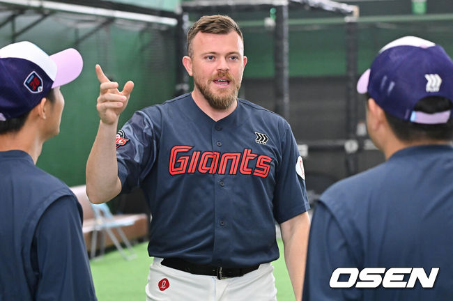 [OSEN=타이난(대만) , 이석우 기자] 프로야구 롯데 자이언츠가 31일(한국시간) 대만 타이난 아시아-태평양 국제야구센터에 스프링캠프를 차리고 구슬땀을 흘렸다.김태형 감독 등&nbsp;코치진과 투수&nbsp;20명,&nbsp;포수&nbsp;5명,&nbsp;내야수&nbsp;9명,&nbsp;외야수&nbsp;7명 등 총&nbsp;41명의 선수단이 1월 20일까지 1차 캠프에서 체력 강화와 기술 훈련을 치른 뒤 21일부터 3월 5일까지 일본 미야자키로 옮겨 2차 캠프에서 구춘리그에 참가해 실전 감각을 점검한다.롯데 새 외국인 투수 비슬리가 훈련을 하고 있다. 2026.01.31 / foto0307@osen.co.kr