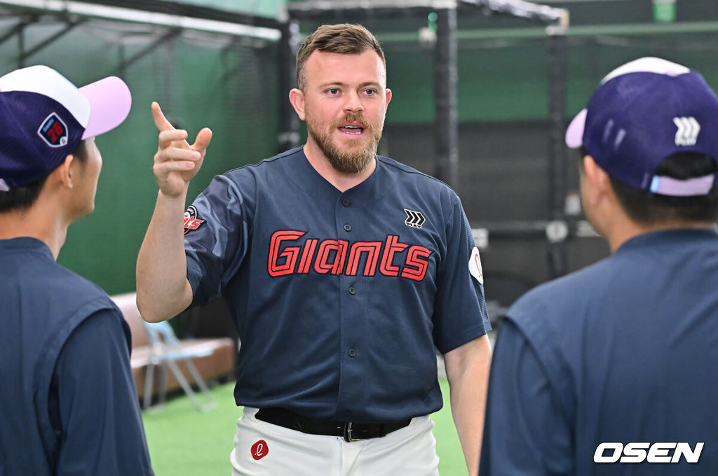 프로야구 롯데 자이언츠가 31일(한국시간) 대만 타이난 아시아-태평양 국제야구센터에 스프링캠프를 차리고 구슬땀을 흘렸다.김태형 감독 등 코치진과 투수 20명, 포수 5명, 내야수 9명, 외야수 7명 등 총 41명의 선수단이 1월 20일까지 1차 캠프에서 체력 강화와 기술 훈련을 치른 뒤 21일부터 3월 5일까지 일본 미야자키로 옮겨 2차 캠프에서 구춘리그에 참가해 실전 감각을 점검한다.롯데 새 외국인 투수 비슬리가 훈련을 하고 있다. 2026.01.31 / foto0307@osen.co.kr