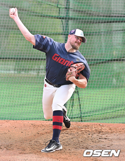 [OSEN=타이난(대만) , 이석우 기자] 프로야구 롯데 자이언츠가 31일(한국시간) 대만 타이난 아시아-태평양 국제야구센터에 스프링캠프를 차리고 구슬땀을 흘렸다.김태형 감독 등&nbsp;코치진과 투수&nbsp;20명,&nbsp;포수&nbsp;5명,&nbsp;내야수&nbsp;9명,&nbsp;외야수&nbsp;7명 등 총&nbsp;41명의 선수단이 1월 20일까지 1차 캠프에서 체력 강화와 기술 훈련을 치른 뒤 21일부터 3월 5일까지 일본 미야자키로 옮겨 2차 캠프에서 구춘리그에 참가해 실전 감각을 점검한다.롯데 새 외국인 선수 비슬리가 불펜 투구를 하고 있다. 2026.01.31 / foto0307@osen.co.kr