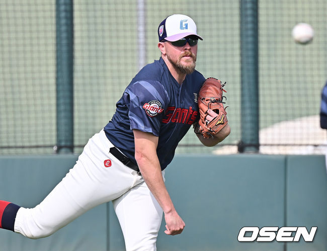 [OSEN=타이난(대만) , 이석우 기자] 프로야구 롯데 자이언츠가 31일(한국시간) 대만 타이난 아시아-태평양 국제야구센터에 스프링캠프를 차리고 구슬땀을 흘렸다.김태형 감독 등&nbsp;코치진과 투수&nbsp;20명,&nbsp;포수&nbsp;5명,&nbsp;내야수&nbsp;9명,&nbsp;외야수&nbsp;7명 등 총&nbsp;41명의 선수단이 1월 20일까지 1차 캠프에서 체력 강화와 기술 훈련을 치른 뒤 21일부터 3월 5일까지 일본 미야자키로 옮겨 2차 캠프에서 구춘리그에 참가해 실전 감각을 점검한다.롯데 새 외국인 선수 비슬리가 투구 훈련을 하고 있다. 2026.01.31 / foto0307@osen.co.kr