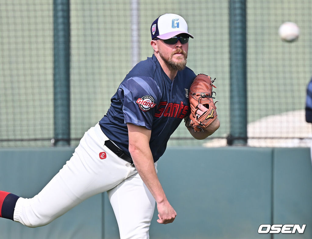 프로야구 롯데 자이언츠가 31일(한국시간) 대만 타이난 아시아-태평양 국제야구센터에 스프링캠프를 차리고 구슬땀을 흘렸다.김태형 감독 등 코치진과 투수 20명, 포수 5명, 내야수 9명, 외야수 7명 등 총 41명의 선수단이 1월 20일까지 1차 캠프에서 체력 강화와 기술 훈련을 치른 뒤 21일부터 3월 5일까지 일본 미야자키로 옮겨 2차 캠프에서 구춘리그에 참가해 실전 감각을 점검한다.롯데 새 외국인 선수 비슬리가 투구 훈련을 하고 있다. 2026.01.31 / foto0307@osen.co.kr
