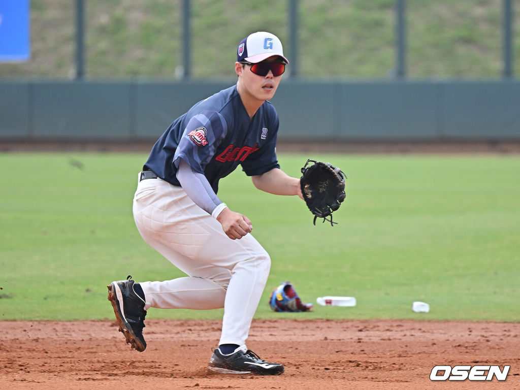 프로야구 롯데 자이언츠가 31일(한국시간) 대만 타이난 아시아-태평양 국제야구센터에 스프링캠프를 차리고 구슬땀을 흘렸다.김태형 감독 등 코치진과 투수 20명, 포수 5명, 내야수 9명, 외야수 7명 등 총 41명의 선수단이 1월 20일까지 1차 캠프에서 체력 강화와 기술 훈련을 치른 뒤 21일부터 3월 5일까지 일본 미야자키로 옮겨 2차 캠프에서 구춘리그에 참가해 실전 감각을 점검한다.롯데 고승민이 훈련을 하고 있다. 2026.01.31 / foto0307@osen.co.kr