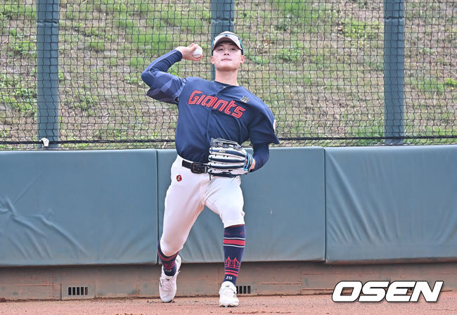 [OSEN=타이난(대만) , 이석우 기자] 프로야구 롯데 자이언츠가 31일(한국시간) 대만 타이난 아시아-태평양 국제야구센터에 스프링캠프를 차리고 구슬땀을 흘렸다.김태형 감독 등&nbsp;코치진과 투수&nbsp;20명,&nbsp;포수&nbsp;5명,&nbsp;내야수&nbsp;9명,&nbsp;외야수&nbsp;7명 등 총&nbsp;41명의 선수단이 1월 20일까지 1차 캠프에서 체력 강화와 기술 훈련을 치른 뒤 21일부터 3월 5일까지 일본 미야자키로 옮겨 2차 캠프에서 구춘리그에 참가해 실전 감각을 점검한다.롯데 윤동희가 훈련을 하고 있다. 2026.01.31 / foto0307@osen.co.kr