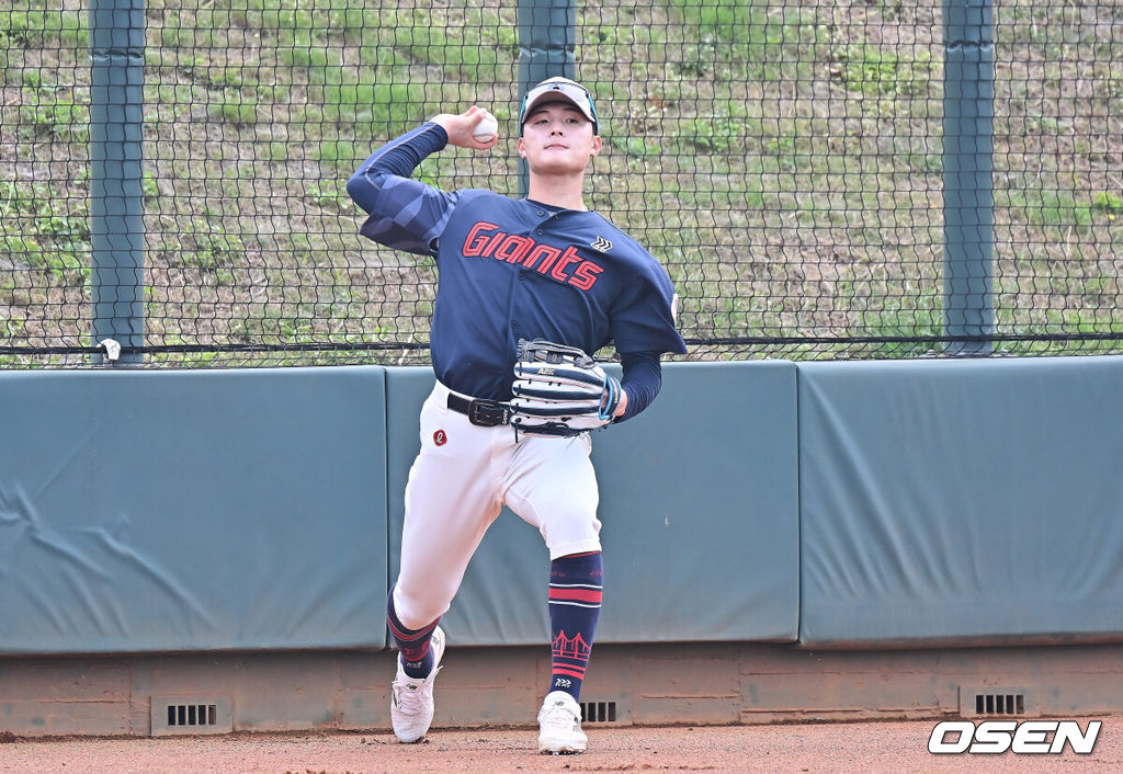 프로야구 롯데 자이언츠가 31일(한국시간) 대만 타이난 아시아-태평양 국제야구센터에 스프링캠프를 차리고 구슬땀을 흘렸다.김태형 감독 등 코치진과 투수 20명, 포수 5명, 내야수 9명, 외야수 7명 등 총 41명의 선수단이 1월 20일까지 1차 캠프에서 체력 강화와 기술 훈련을 치른 뒤 21일부터 3월 5일까지 일본 미야자키로 옮겨 2차 캠프에서 구춘리그에 참가해 실전 감각을 점검한다.롯데 윤동희가 훈련을 하고 있다. 2026.01.31 / foto0307@osen.co.kr