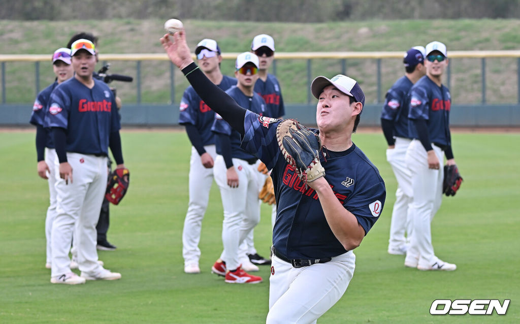 프로야구 롯데 자이언츠가 31일(한국시간) 대만 타이난 아시아-태평양 국제야구센터에 스프링캠프를 차리고 구슬땀을 흘렸다.김태형 감독 등 코치진과 투수 20명, 포수 5명, 내야수 9명, 외야수 7명 등 총 41명의 선수단이 1월 20일까지 1차 캠프에서 체력 강화와 기술 훈련을 치른 뒤 21일부터 3월 5일까지 일본 미야자키로 옮겨 2차 캠프에서 구춘리그에 참가해 실전 감각을 점검한다.롯데 나승엽이 훈련을 하고 있다. 2026.01.31 / foto0307@osen.co.kr