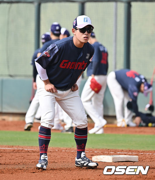 [OSEN=타이난(대만) , 이석우 기자] 프로야구 롯데 자이언츠가 31일(한국시간) 대만 타이난 아시아-태평양 국제야구센터에 스프링캠프를 차리고 구슬땀을 흘렸다.김태형 감독 등&nbsp;코치진과 투수&nbsp;20명,&nbsp;포수&nbsp;5명,&nbsp;내야수&nbsp;9명,&nbsp;외야수&nbsp;7명 등 총&nbsp;41명의 선수단이 1월 20일까지 1차 캠프에서 체력 강화와 기술 훈련을 치른 뒤 21일부터 3월 5일까지 일본 미야자키로 옮겨 2차 캠프에서 구춘리그에 참가해 실전 감각을 점검한다.롯데 황성빈이 훈련하고 있다. 2026.01.31 / foto0307@osen.co.kr