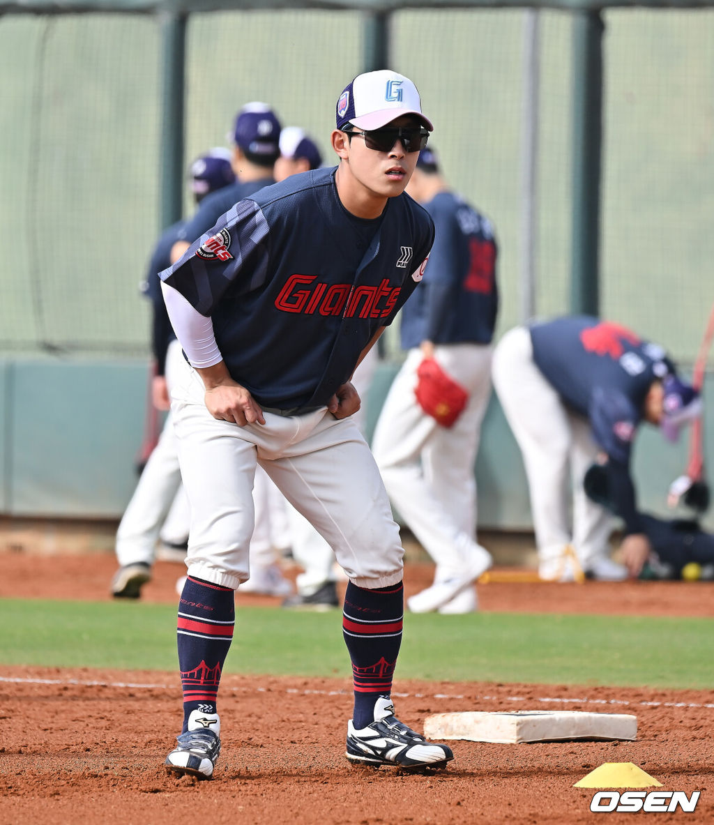 프로야구 롯데 자이언츠가 31일(한국시간) 대만 타이난 아시아-태평양 국제야구센터에 스프링캠프를 차리고 구슬땀을 흘렸다.김태형 감독 등 코치진과 투수 20명, 포수 5명, 내야수 9명, 외야수 7명 등 총 41명의 선수단이 1월 20일까지 1차 캠프에서 체력 강화와 기술 훈련을 치른 뒤 21일부터 3월 5일까지 일본 미야자키로 옮겨 2차 캠프에서 구춘리그에 참가해 실전 감각을 점검한다.롯데 황성빈이 훈련하고 있다. 2026.01.31 / foto0307@osen.co.kr