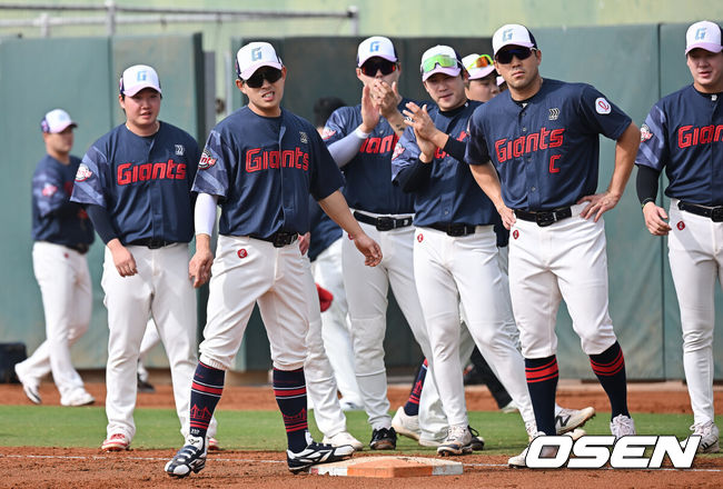 [OSEN=타이난(대만) , 이석우 기자] 프로야구 롯데 자이언츠가 31일(한국시간) 대만 타이난 아시아-태평양 국제야구센터에 스프링캠프를 차리고 구슬땀을 흘렸다.김태형 감독 등&nbsp;코치진과 투수&nbsp;20명,&nbsp;포수&nbsp;5명,&nbsp;내야수&nbsp;9명,&nbsp;외야수&nbsp;7명 등 총&nbsp;41명의 선수단이 1월 20일까지 1차 캠프에서 체력 강화와 기술 훈련을 치른 뒤 21일부터 3월 5일까지 일본 미야자키로 옮겨 2차 캠프에서 구춘리그에 참가해 실전 감각을 점검한다.롯데 황성빈과 야수들이 훈련하고 있다. 2026.01.31 / foto0307@osen.co.kr