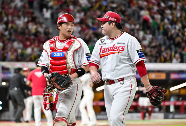 23일 오후 인천 SSG랜더스필드에서 ‘2025 신한 SOL BANK KBO리그’ SSG 랜더스와 KIA 타이거즈의 경기가 진행됐다.이날 경기에서 SSG은 김건우를, KIA가 김태형을 선발투수로 내세웠다.7회초 이닝종료 후 쓱 이로운 투수와 조형우 포수가 이야기 나누며 더그아웃으로 들어가고 있다    2025.09.23 / soul1014@osen.co.kr