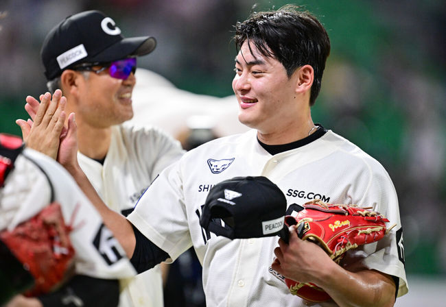 SSG랜더스가 난타전 끝에 3위를 지켜냈다.SSG는 31일 인천 SSG랜더스필드에서 열린 2025 신한 SOL뱅크 KBO리그 NC와의 홈 경기에서 10-8로 승리했다. 이로써 SSG는 61승 4무 58패를 기록해 3위를 유지했다. 반면 NC는 56승 6무 58패가 됐다. 경기종료 후 세이브 기로한 SSG 조병현이 이숭용 감독의 축하를 받고 있다.  2025.08.31 / soul1014@osen.co.kr