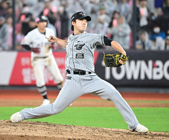 23일 오후 경기도 수원 KT위즈파크에서 ‘2024 신한 SOL Bank KBO리그’ KT 위즈와 한화 이글스의 경기가 열렸다.이날 홈팀 KT는 육청명, 방문팀 한화는 문동주를 선발로 내세운다.8회말 2사 1루 상황 마운드에 오른 한화 투수 장지수가 힘차게 공을 뿌리고 있다. 2024.04.23 / dreamer@osen.co.kr