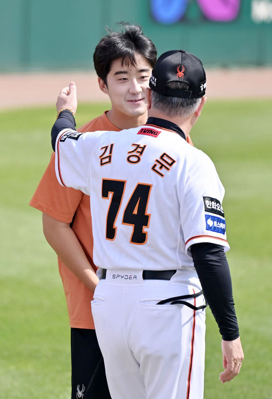 25일 대전 중구 한화생명이글스파크에서 ‘2024 신한 SOL Bank KBO리그’ 한화 이글스와 두산 베어스의 경기가 열릴 예정인 가운데 경기 전 그라운드 위에서 훈련이 진행되고 있다.이날 홈팀 한화는 와이스, 원정팀 롯데는 최원준을 선발로 내세운다.한화 김경문 감독이 장지수와 즐겁게 얘기를 나누고 있다. 2024.06.25 / rumi@osen.co.kr