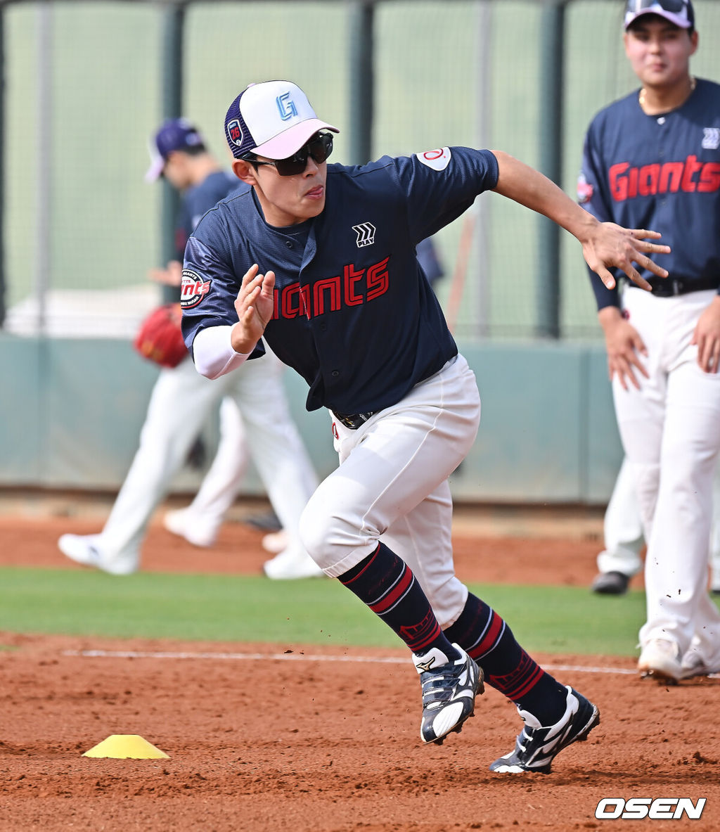 프로야구 롯데 자이언츠가 31일(한국시간) 대만 타이난 아시아-태평양 국제야구센터에 스프링캠프를 차리고 구슬땀을 흘렸다.김태형 감독 등 코치진과 투수 20명, 포수 5명, 내야수 9명, 외야수 7명 등 총 41명의 선수단이 1월 20일까지 1차 캠프에서 체력 강화와 기술 훈련을 치른 뒤 21일부터 3월 5일까지 일본 미야자키로 옮겨 2차 캠프에서 구춘리그에 참가해 실전 감각을 점검한다.롯데 황성빈이 훈련하고 있다. 2026.01.31 / foto0307@osen.co.kr