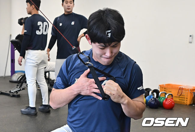 [OSEN=타이난(대만) , 이석우 기자] 프로야구 롯데 자이언츠가 31일(한국시간) 대만 타이난 아시아-태평양 국제야구센터에 스프링캠프를 차리고 구슬땀을 흘렸다.김태형 감독 등&nbsp;코치진과 투수&nbsp;20명,&nbsp;포수&nbsp;5명,&nbsp;내야수&nbsp;9명,&nbsp;외야수&nbsp;7명 등 총&nbsp;41명의 선수단이 1월 20일까지 1차 캠프에서 체력 강화와 기술 훈련을 치른 뒤 21일부터 3월 5일까지 일본 미야자키로 옮겨 2차 캠프에서 구춘리그에 참가해 실전 감각을 점검한다.롯데 황성빈이 웨이트를 하고 있다. 2026.01.31 / foto0307@osen.co.kr