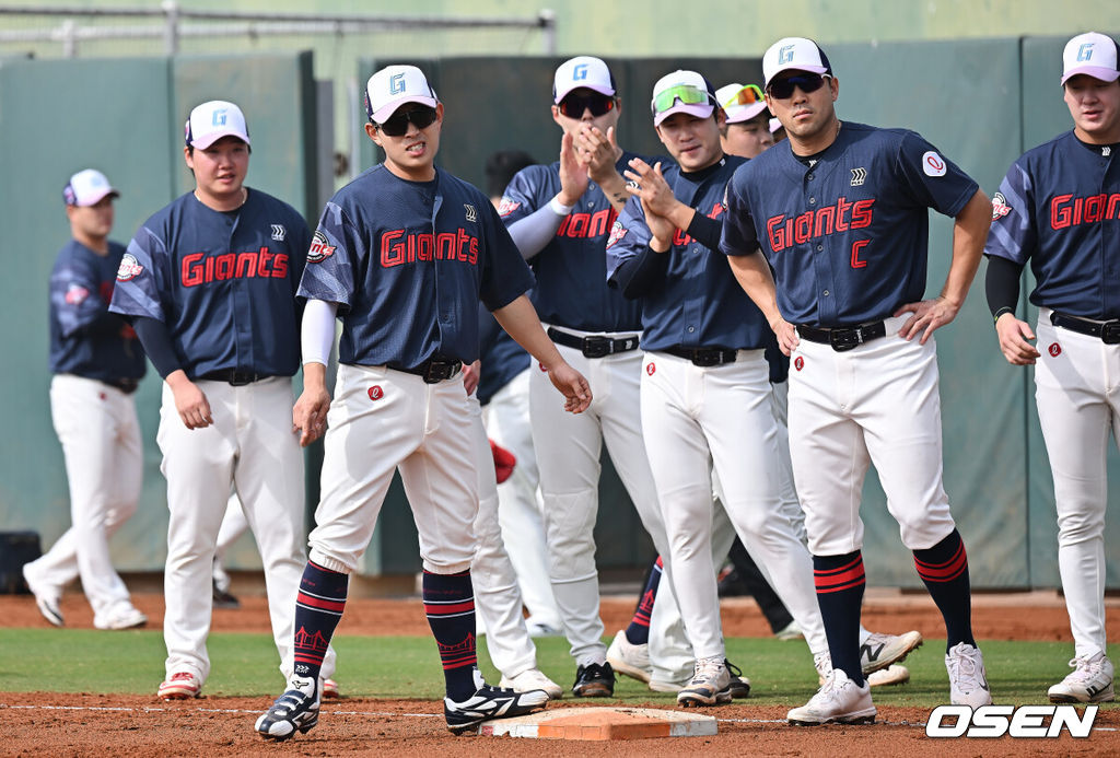 프로야구 롯데 자이언츠가 31일(한국시간) 대만 타이난 아시아-태평양 국제야구센터에 스프링캠프를 차리고 구슬땀을 흘렸다.김태형 감독 등 코치진과 투수 20명, 포수 5명, 내야수 9명, 외야수 7명 등 총 41명의 선수단이 1월 20일까지 1차 캠프에서 체력 강화와 기술 훈련을 치른 뒤 21일부터 3월 5일까지 일본 미야자키로 옮겨 2차 캠프에서 구춘리그에 참가해 실전 감각을 점검한다.롯데 황성빈과 야수들이 훈련하고 있다. 2026.01.31 / foto0307@osen.co.kr