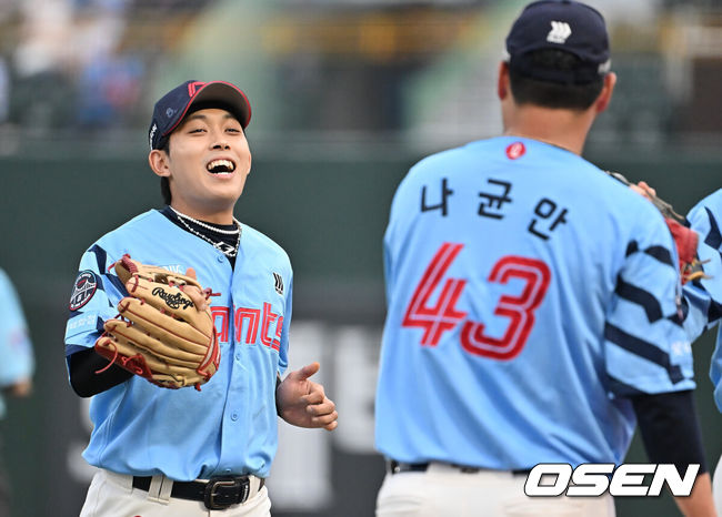 [OSEN=부산, 이석우 기자] 8일 부산 사직야구장에서 2025 신한 SOL 뱅크 KBO 리그 롯데 자이언츠와 SSG 랜더스의 경기가 열렸다. 홈팀 롯데는 나균안이, 방문팀 SSG는 최민준이 선발 출전했다.롯데 자이언츠 황성빈이 1회초 SSG 랜더스 에레디아의 타구를 잡고 나균안을 보며 활짝 웃고 있다. 2025.08.08 / foto0307@osen.co.kr