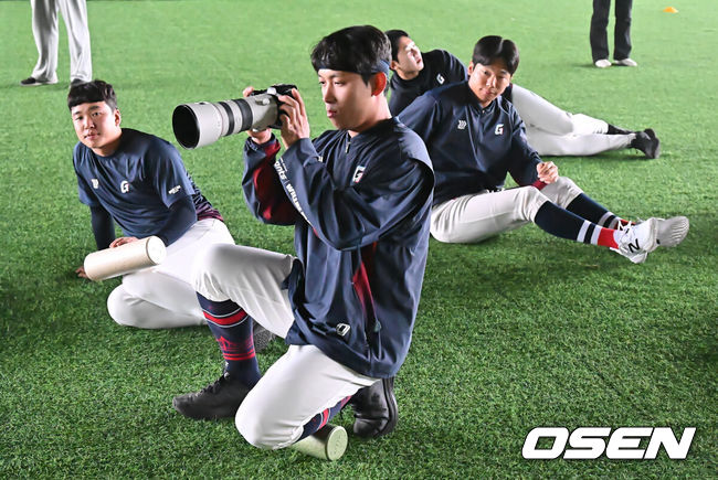 [OSEN=타이난(대만) , 이석우 기자] 프로야구 롯데 자이언츠가 31일(한국시간) 대만 타이난 아시아-태평양 국제야구센터에 스프링캠프를 차리고 구슬땀을 흘렸다.김태형 감독 등&nbsp;코치진과 투수&nbsp;20명,&nbsp;포수&nbsp;5명,&nbsp;내야수&nbsp;9명,&nbsp;외야수&nbsp;7명 등 총&nbsp;41명의 선수단이 1월 20일까지 1차 캠프에서 체력 강화와 기술 훈련을 치른 뒤 21일부터 3월 5일까지 일본 미야자키로 옮겨 2차 캠프에서 구춘리그에 참가해 실전 감각을 점검한다.롯데 황성빈이 카메라로 선수들의 사진을 찍고 있다. 2026.01.31 / foto0307@osen.co.kr