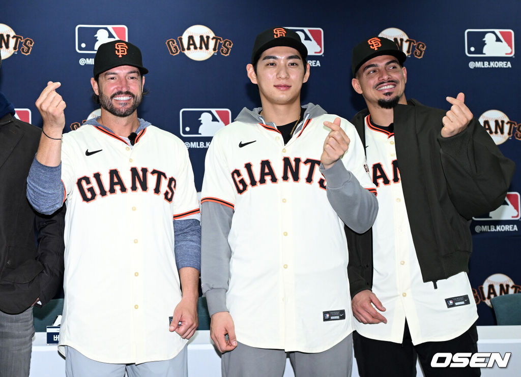 7일 오후 경기 이천 LG 챔피언스파크에서 샌프란시스코 자이언츠 미디어데이가 열렸다.샌프란시스코 구단은 이정후와 비텔로 감독, 윌리 아다메스가 참여하는 방한 프로그램을 진행 중이다. 이번 샌프란시스코의 한국 방문에는 래리 베어 CEO, 버스터 포지 사장, 잭 미나시안 단장 등 구단 주요 인사들이 함께한다.샌프란시스코 토니 비텔로 감독, 이정후, 윌리 아다메스가 기념촬영을 하고 있다. 2026.01.07 /sunday@osen.co.kr