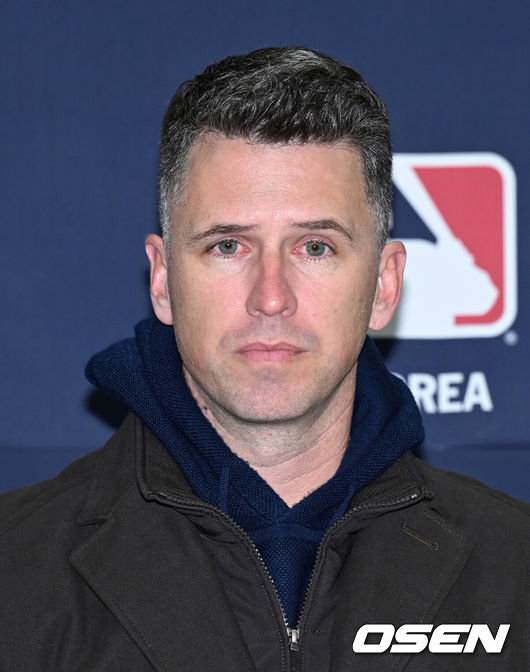 [OSEN=이천, 이대선 기자] 샌프란시스코 버스터 포지 사장이 취재진의 질문을 듣고 있다. 2026.01.07 /sunday@osen.co.kr