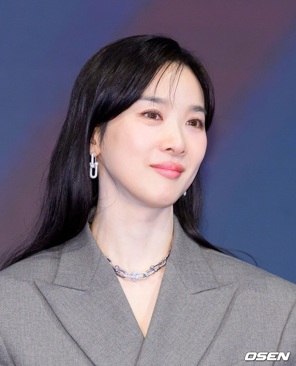 26일 오후 서울 구로구 더세인트 그랜드볼룸에서 ENA 월화드라마 ‘아너 : 그녀들의 법정’ 제작발표회가 열렸다.ENA 월화드라마 ‘아너 : 그녀들의 법정’은 거대한 스캔들이 되어 돌아온 과거에 정면 돌파로 맞서는 세 여성 변호사의 미스터리 추적극이다.배우 이청아가 취재진의 질문을 듣고 있다. 2026.01.26 /sunday@osen.co.kr