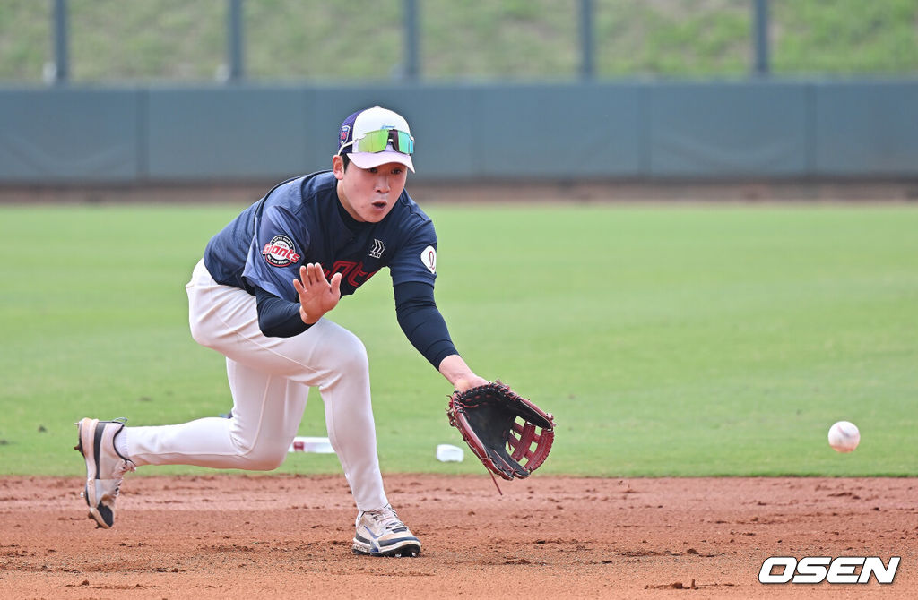 프로야구 롯데 자이언츠가 31일(한국시간) 대만 타이난 아시아-태평양 국제야구센터에 스프링캠프를 차리고 구슬땀을 흘렸다.김태형 감독 등 코치진과 투수 20명, 포수 5명, 내야수 9명, 외야수 7명 등 총 41명의 선수단이 1월 20일까지 1차 캠프에서 체력 강화와 기술 훈련을 치른 뒤 21일부터 3월 5일까지 일본 미야자키로 옮겨 2차 캠프에서 구춘리그에 참가해 실전 감각을 점검한다.롯데 김세민이 수비 훈련을 하고 있다. 2026.01.31 / foto0307@osen.co.kr