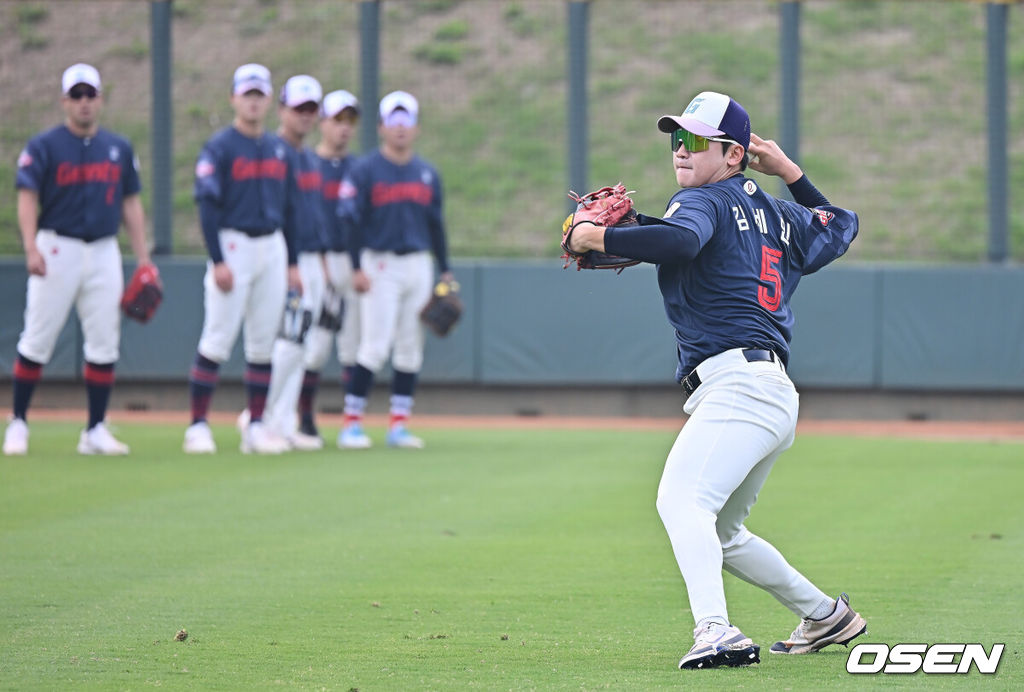 프로야구 롯데 자이언츠가 31일(한국시간) 대만 타이난 아시아-태평양 국제야구센터에 스프링캠프를 차리고 구슬땀을 흘렸다.김태형 감독 등 코치진과 투수 20명, 포수 5명, 내야수 9명, 외야수 7명 등 총 41명의 선수단이 1월 20일까지 1차 캠프에서 체력 강화와 기술 훈련을 치른 뒤 21일부터 3월 5일까지 일본 미야자키로 옮겨 2차 캠프에서 구춘리그에 참가해 실전 감각을 점검한다.롯데 김세민이 훈련을 하고 있다. 2026.01.31 / foto0307@osen.co.kr